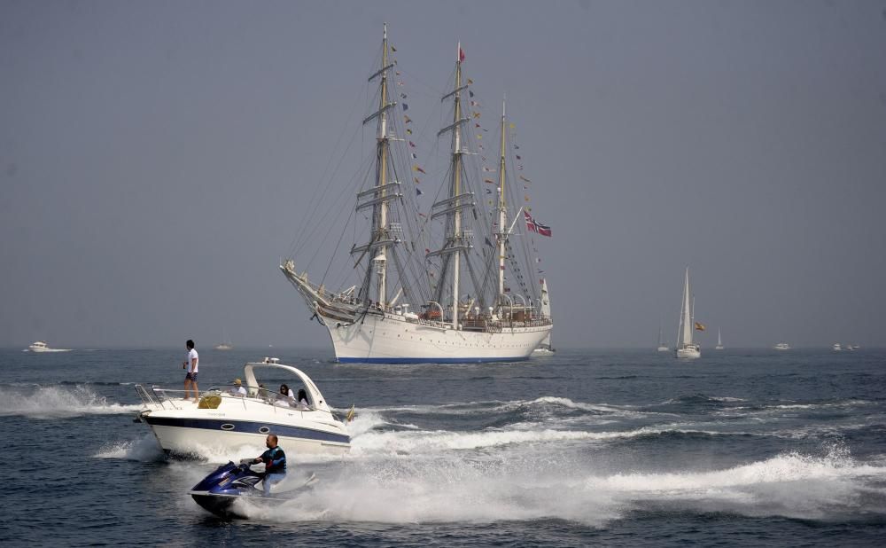 La Regata de Grandes Veleros abandona a A Coruña