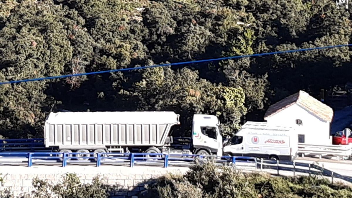 Imagen de los dos vehículos, encajados en el puente de la Bota tras el choque.