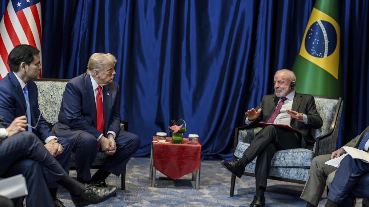 Archivo - El presidente de Estados Unidos, Donald Trump, conversa con su homólogo en Brasil,  Luiz Inácio Lula da Silva. Imagen de archivo