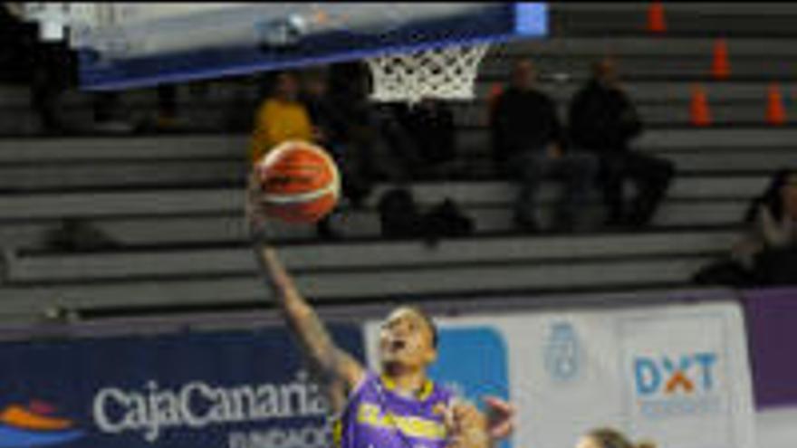 Tanaya Atkinson penetra a canasta en un partido del Clarinos.