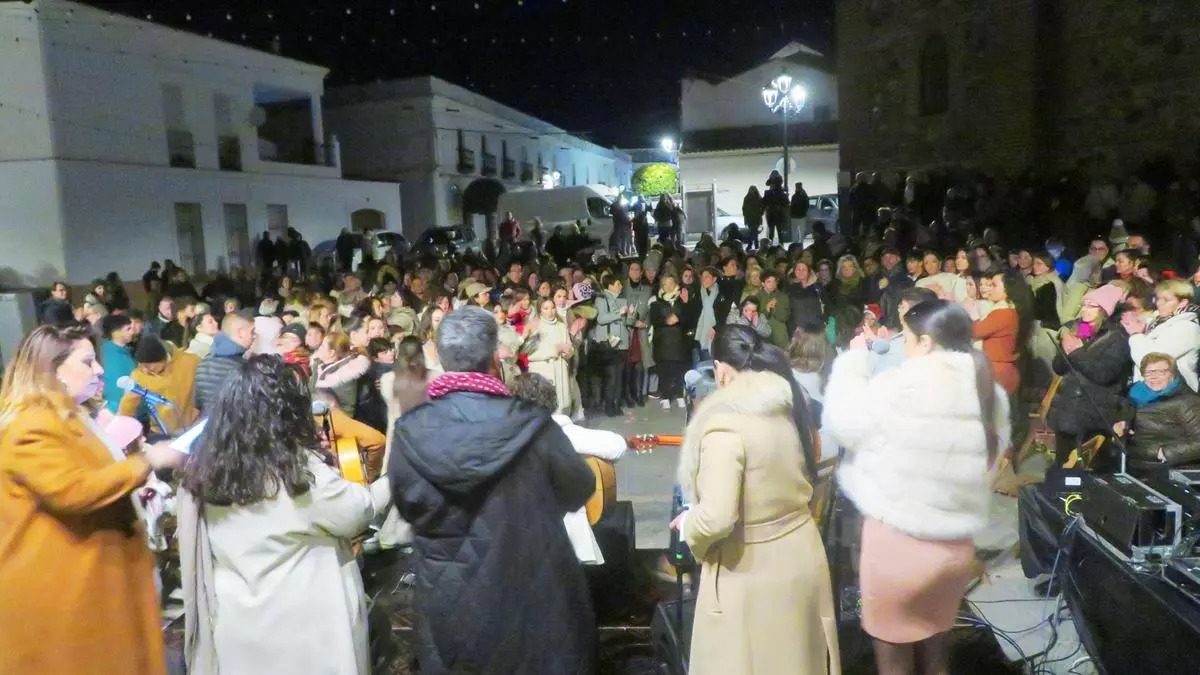 Multitudinaria y bulliciosa zambomba flamenca en Monesterio con Fuensanta Blanco