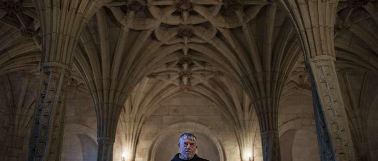 Enrique Trigueros, en la sala capitular del monasterio de Oseira. // Brais Lorenzo