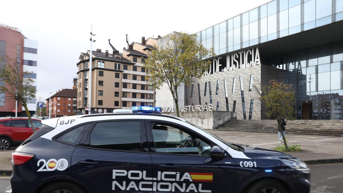 Una patrulla de la Policía Nacional frente al Palacio de Justicia de Gijón.