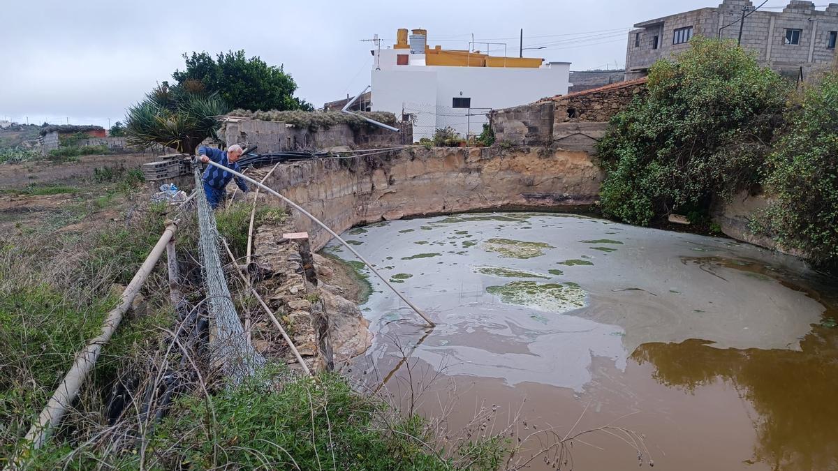 Una familia de Guía vive rodeada de aguas de cloaca