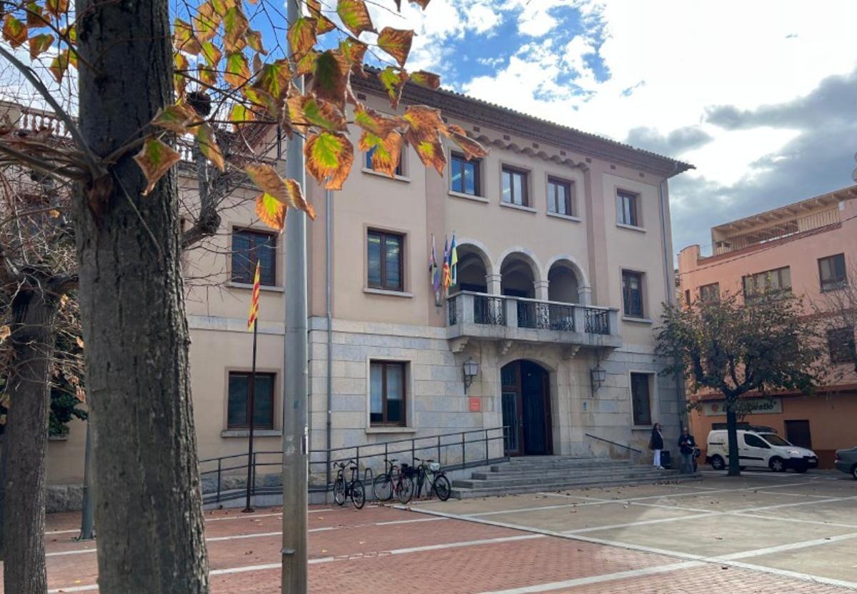 L'Ajuntament de la Bisbal d'Empordà.