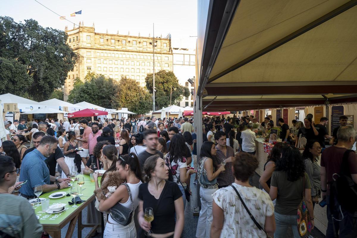 Ambiente en Plaza Catalunya con motivo de una nueva edición del ‘Tast a la Rambla’