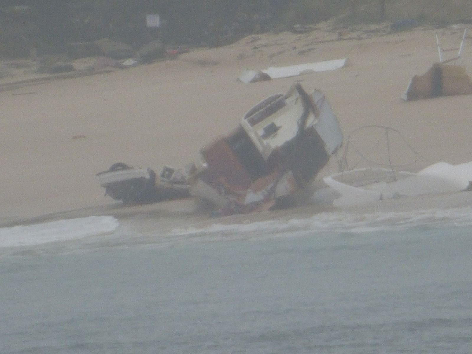 El temporal acaba destrozando el yate enterrado en la playa de Cíes