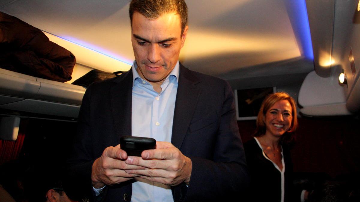 Imatge recurs del president del govern espanyol, Pedro Sánchez, fent ús del seu mòbil