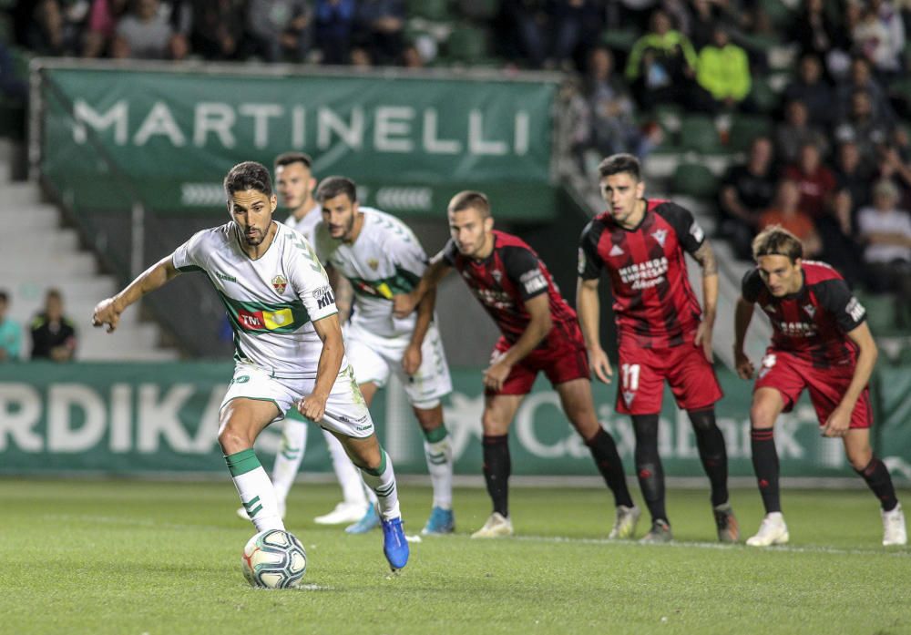 El Elche rompe el maleficio, vuelve a ganar en el Martínez Valero y recupera el olfato realizador en un partido más efectivo que brillante