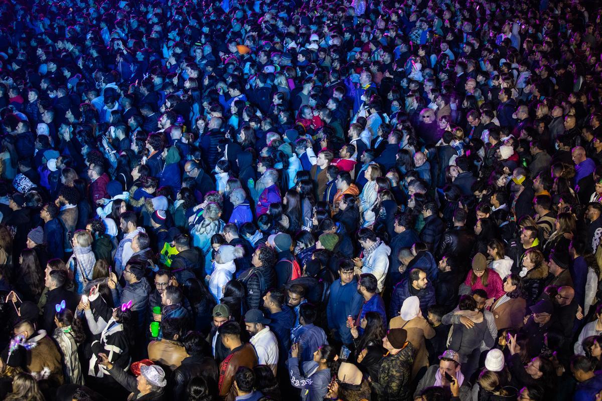 Fiesta para celebrar el paso del 2022 al 2023 junto a la Fuente Mágica de Montjuïc de Barcelona