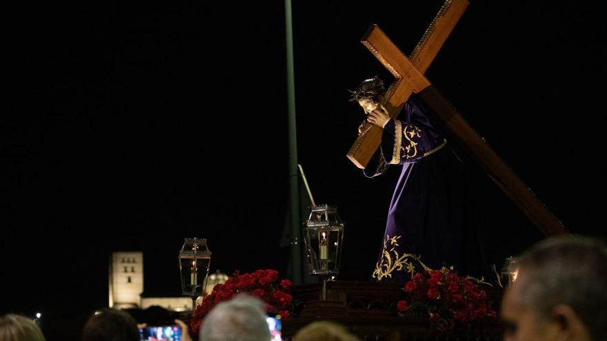 Arriba, el Nazareno por el Puente de los Poetas, con la Catedral al fondo. Debajo Luz y Vida, con el Puente de Piedra al fondo| A. Burrieza y archivo