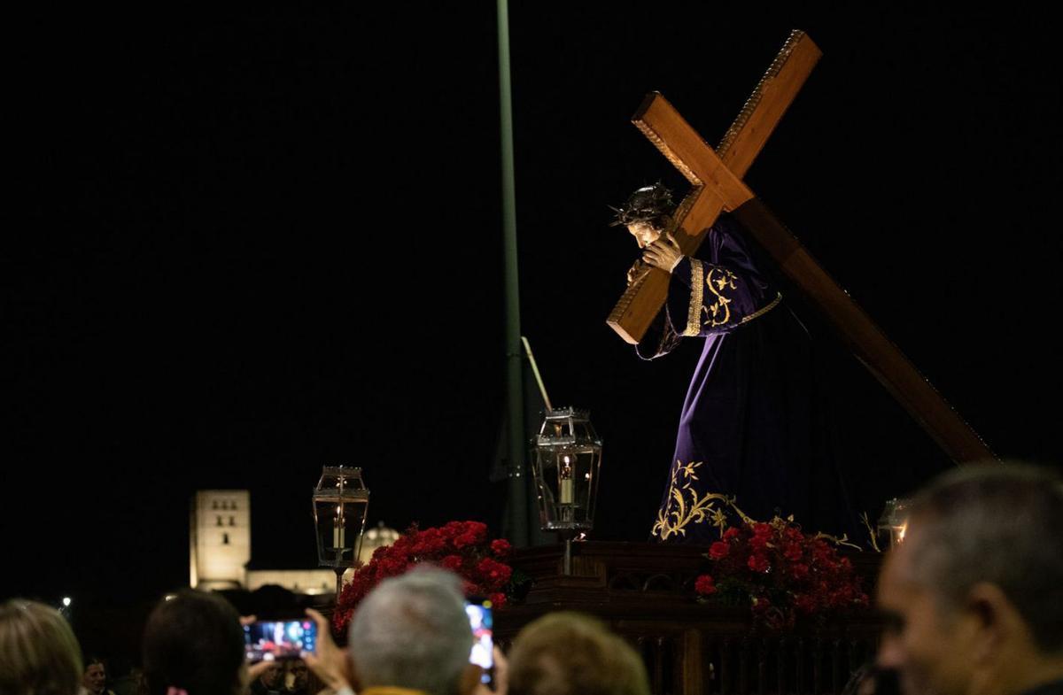 Arriba, el Nazareno por el Puente de los Poetas, con la Catedral al fondo. Debajo Luz y Vida, con el Puente de Piedra al fondo| A. Burrieza y archivo