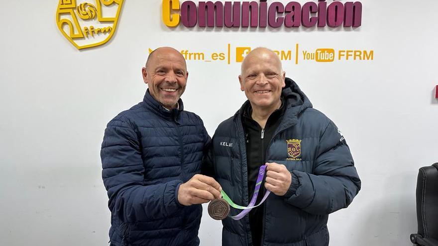 Jordi Hernández, a la derecha, con Luciano Herrero en la sede de la Federación Murciana de Fútbol