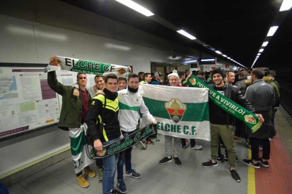 Los aficionados del Elche CF y del Hércules CF apoyan a su equipo antes del derbi