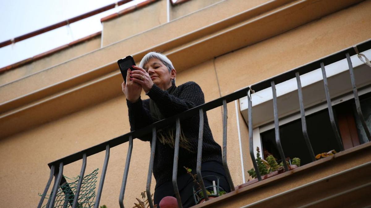 Imatge d'arxiu d'una veïna de l'Escala a la terrassa de casa seva buscant cobertura de telefonia mòbil