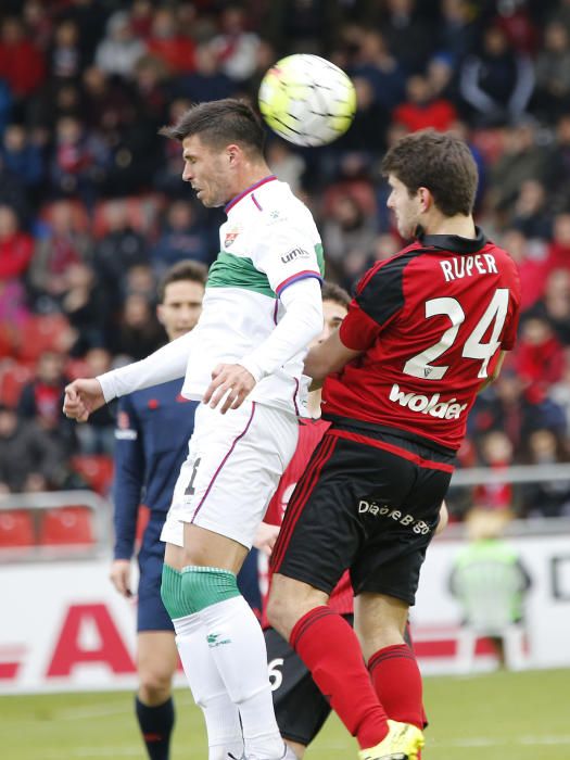 Dos golazos de León permiten al Elche, con un hombre menos por la expulsión de Noblejas, dar la vuelta al partido