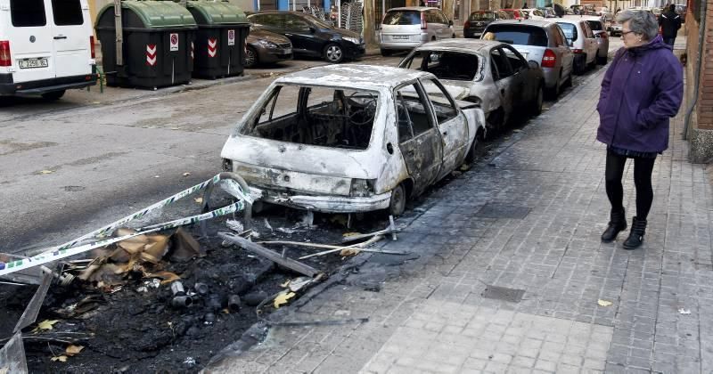 Siete contenedores y cuatro coches quemados en Las Fuentes