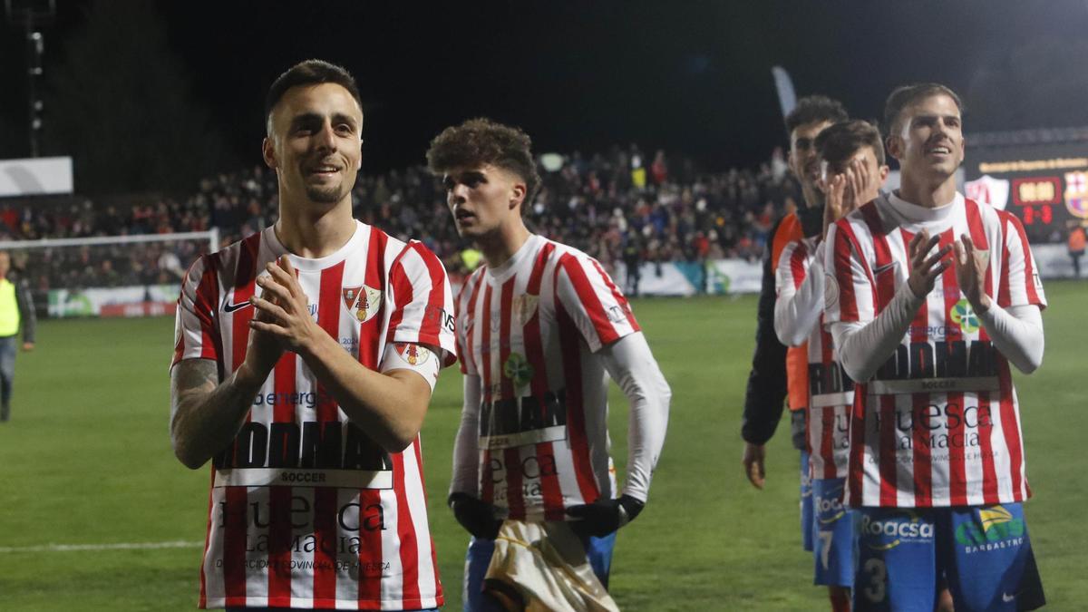 Los jugadores del Barbastro saludan a la afición al término del partido.