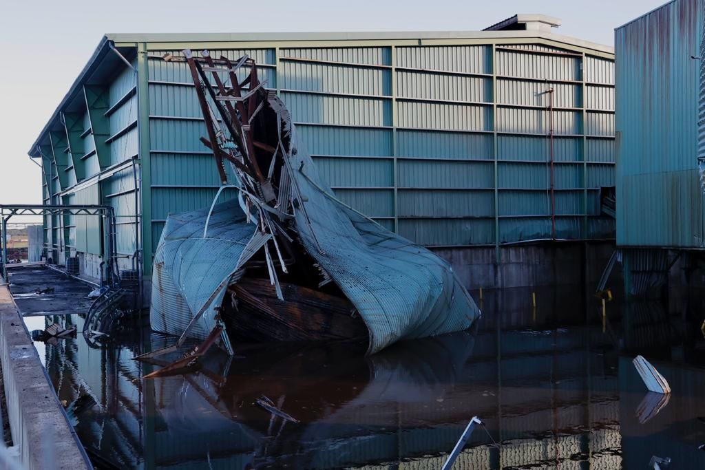 Así ha quedado el depósito de agua de la almazara de Mérida tras una explosión