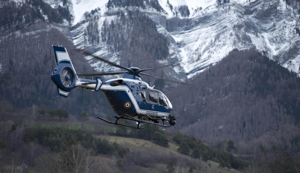 Un helicòpter dels equips de rescat sobrevola la zona on aquest dimarts es va produir l’accident aeri. Un helicòpter dels equips de rescat sobrevola la zona on aquest dimarts es va produir l’accident aeri.