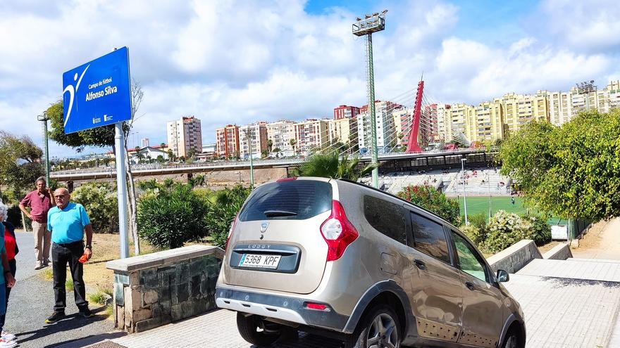 Pierde el control y el coche acaba en unas escaleras en Canarias