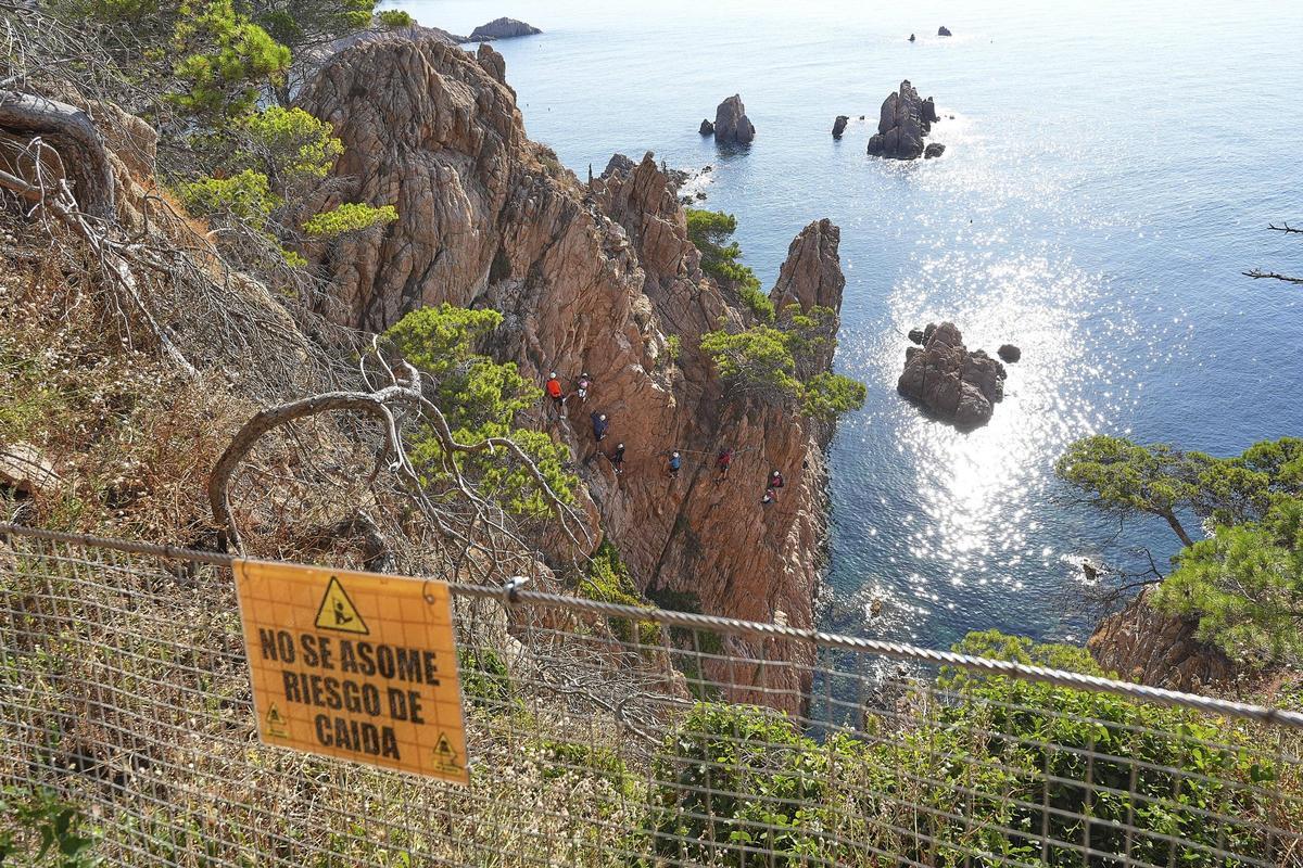Les imatges de la via ferrada de la Cala del Molí que hauran de desmantellar Les imatges de la via ferrada de la Cala del Molí que hauran de desmantellar