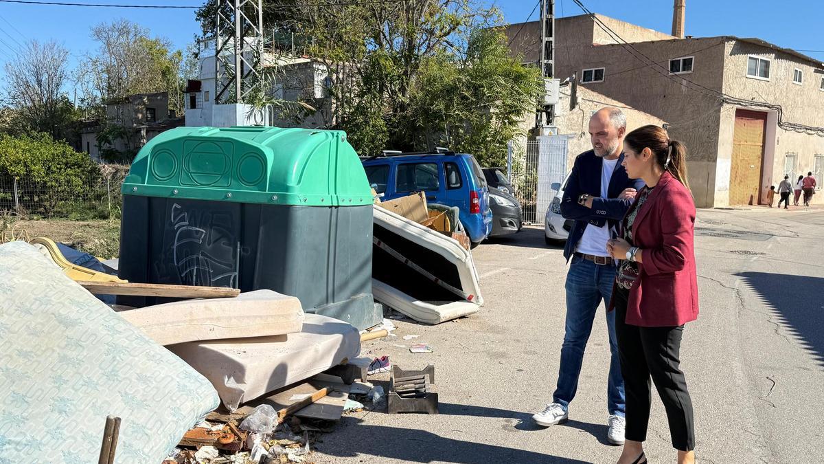 Los concejales del PSOE junto a un contenedor rodeado de basura.