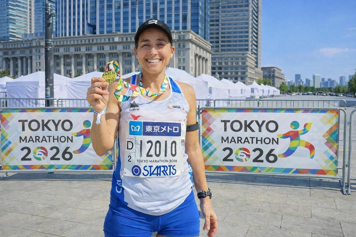 Rebeca Hernández posa con su medalla tras completar su quinto 'Major' en Tokyo