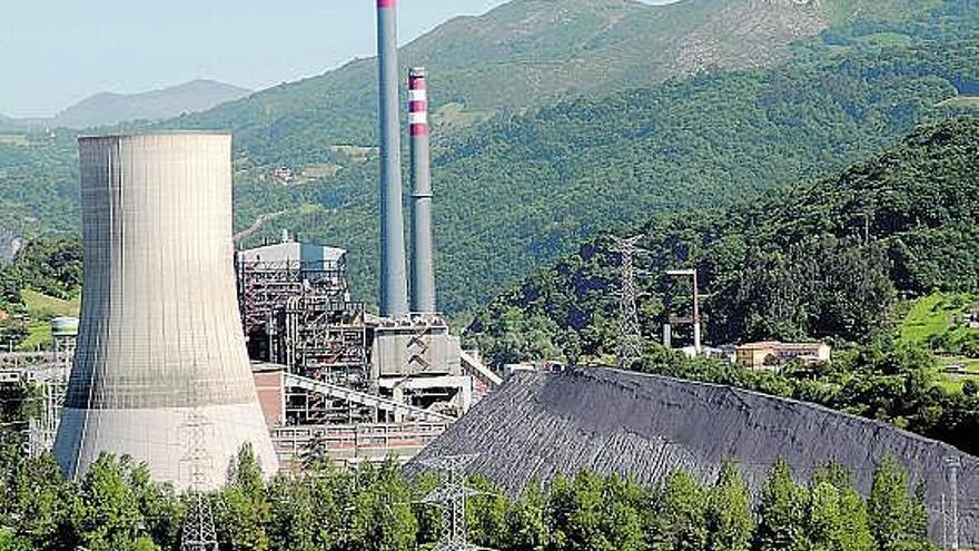 Central térmica de Soto de Ribera, con el parque de carbones a la derecha.