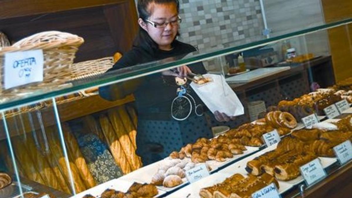 Comerciante china en un horno de la calle de Nàpols, en el barrio de Fort Pienc, el pasado febrero.