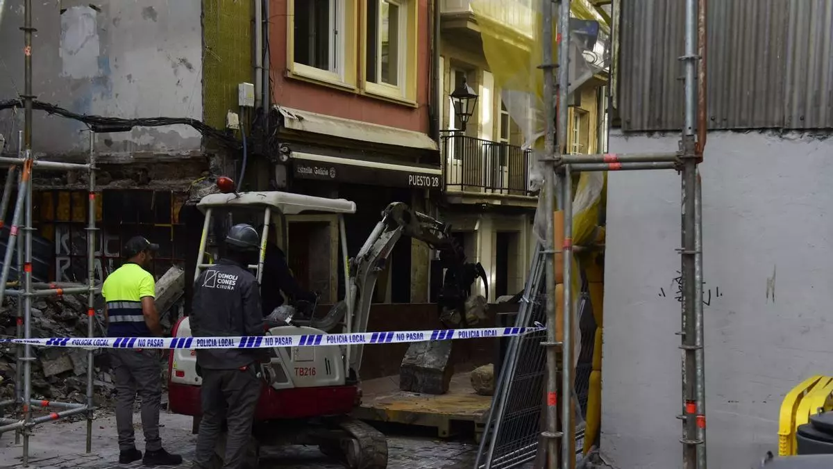 La calle de la Barrera cortada por una demolición
