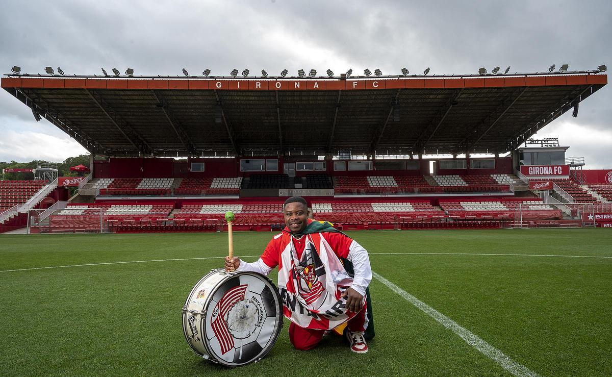 Effah Kingsford, más conocido como ‘Sisplau’, aficionado del CF Girona y originario de Ghana, en el estadio de Montilivi.