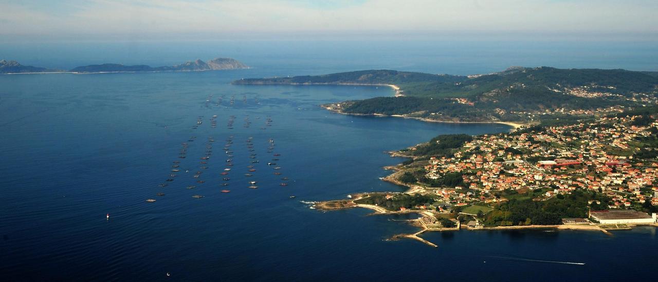 Imagen aérea del litoral de Cangas desde Punta Balea tomada desde un helicóptero de Gardacostas de Galicia