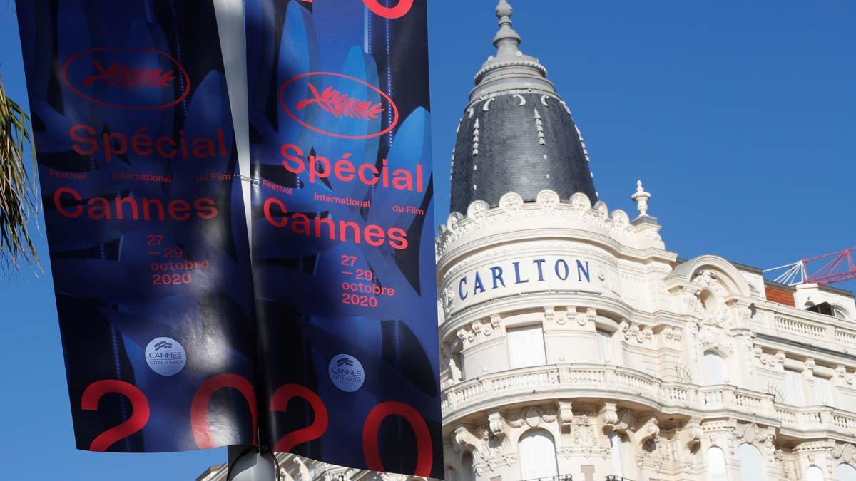 Cartel del Festival de Cannes 2020, frente al hotel Carlton