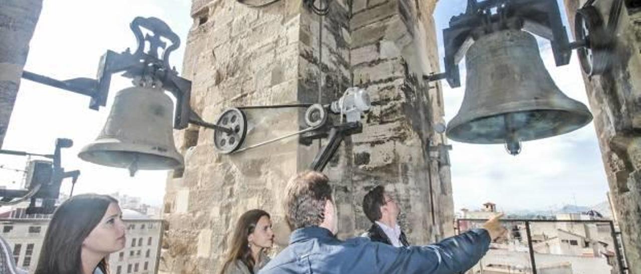 El cuerpo de campanas se encuentra en la tercera planta, como antesala de la campana mayor.