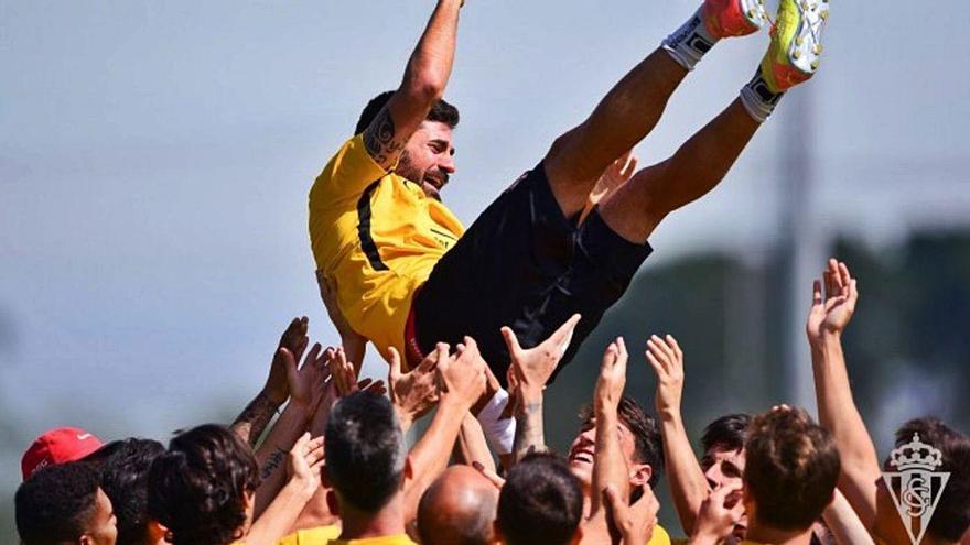Los jugadores del Sporting mantean a Carmona, que ayer celebró su cumpleaños.