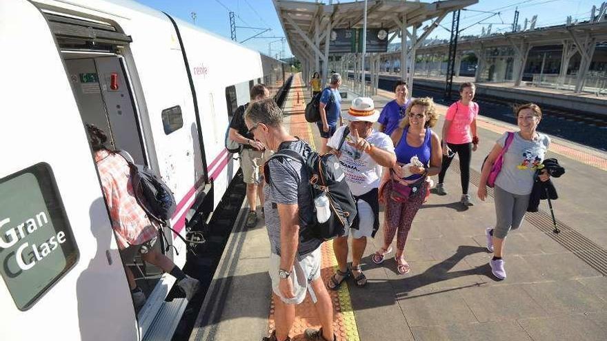 Viajeros en la estación ferroviaria de Pontevedra. // G. Santos