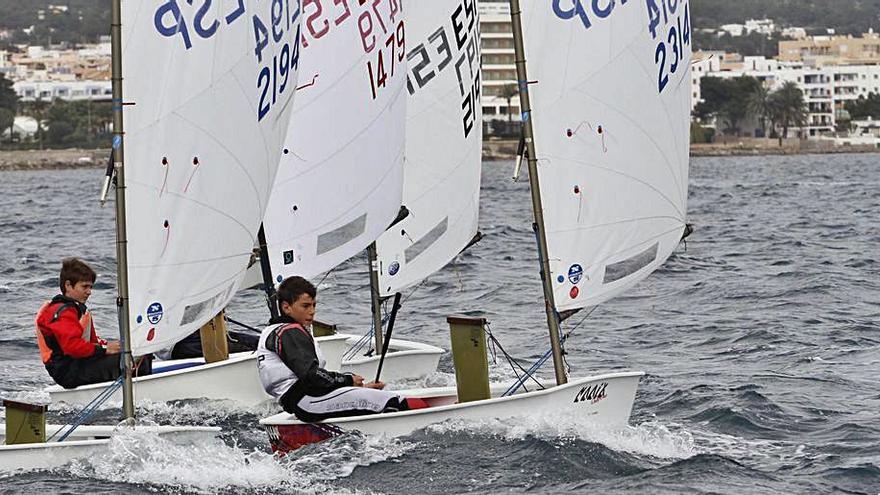 Un instante de una regata de la clase Optimist.