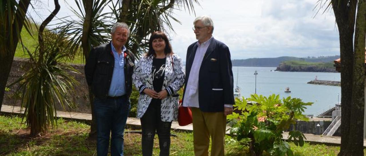 Pipo Prendes, Amelia Fernández y Fernando Fernan Gómez, ayer en el entorno del Museo Antón. | B.G.