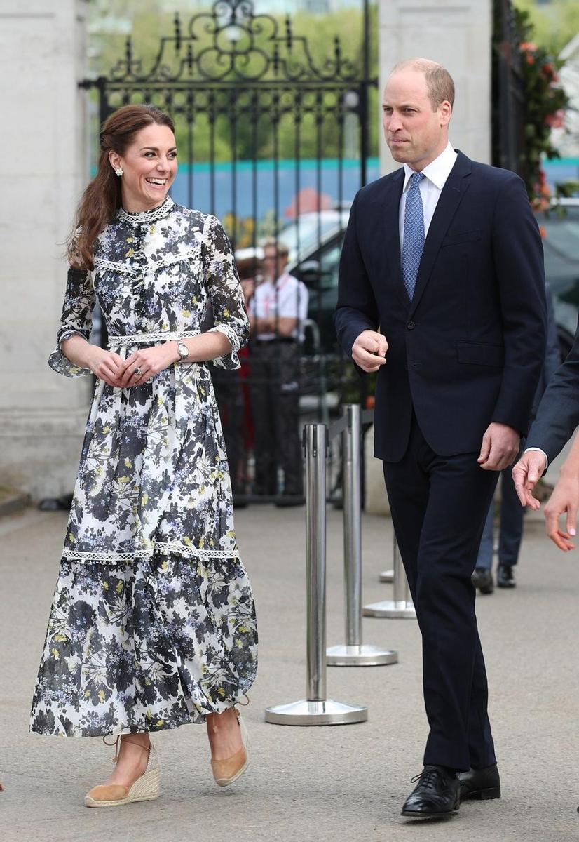 Kate Middleton con su look de vestido boho + alpargatas, junto al príncipe Guillermo de Cambridge