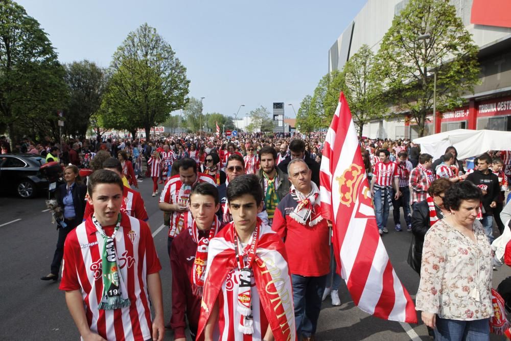 Ambientazo rojiblanco en los aledaños de El Molinón antes del partido