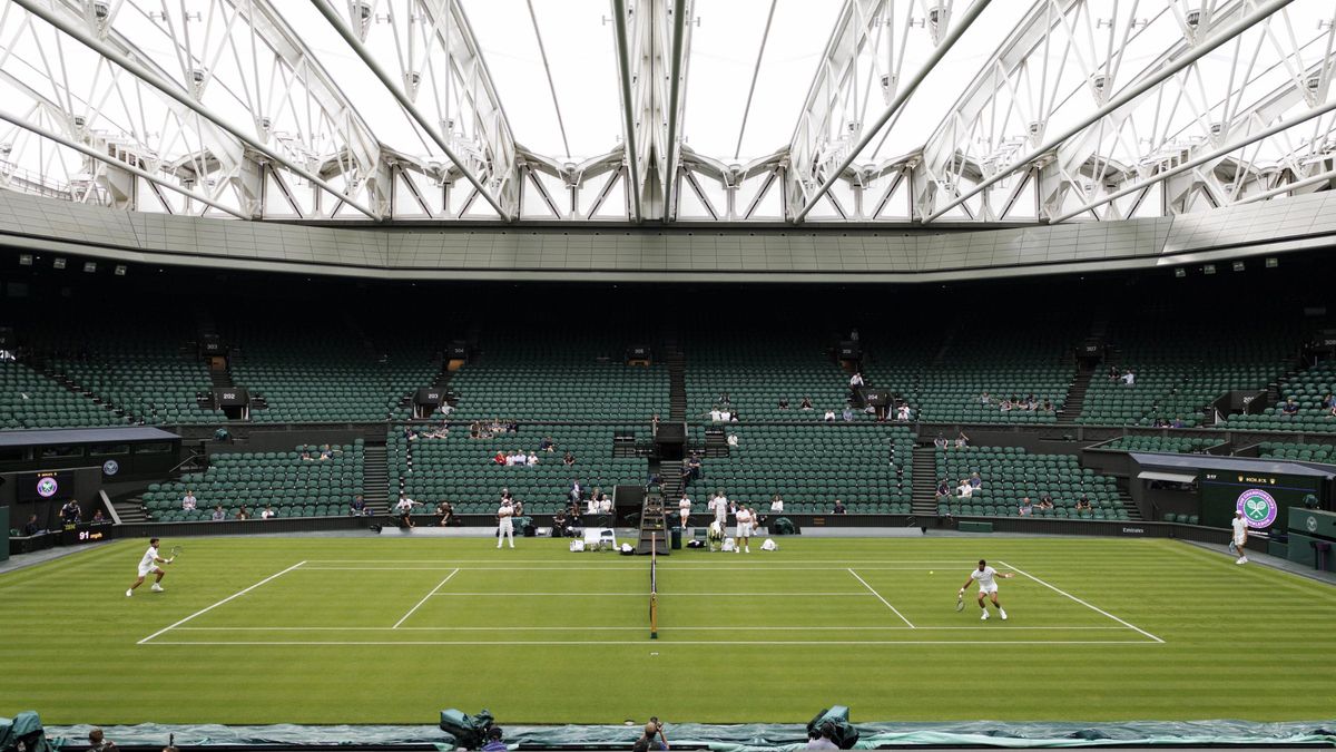 Carlos Alcaraz y Novak Djokovic entrenan en la pista central de Wimbledon, el pasado jueves.