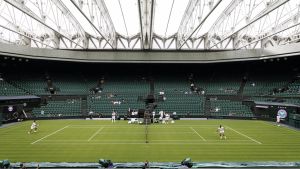 Carlos Alcaraz y Novak Djokovic entrenan en la pista central de Wimbledon, el pasado jueves.