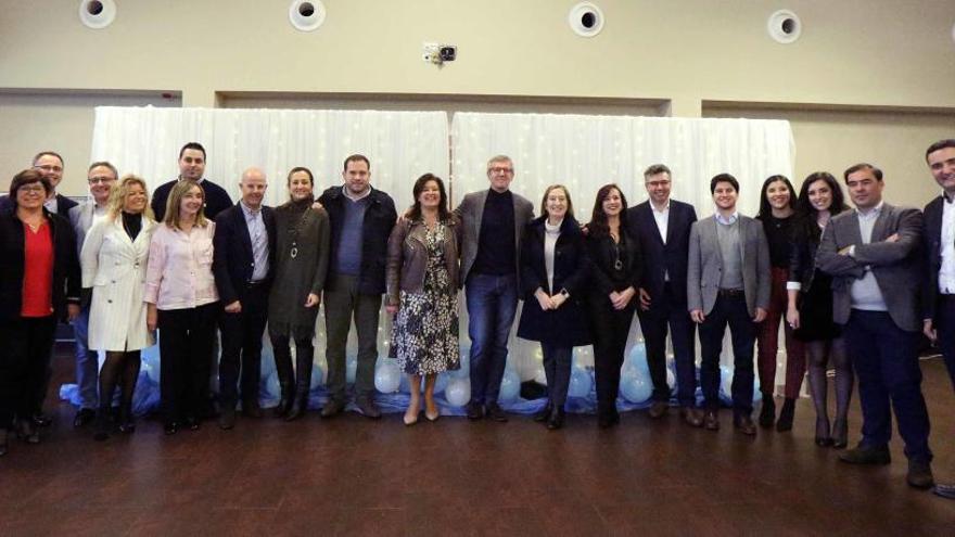 Rueda, en el centro, entre Ana Pastor y Carmen Amoedo, durante el acto con la militancia del PP de Redondela. / FdV