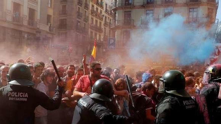 Los Mossos, ayer, cargando contra los manifestantes independentistas en Barcelona. // Reuters