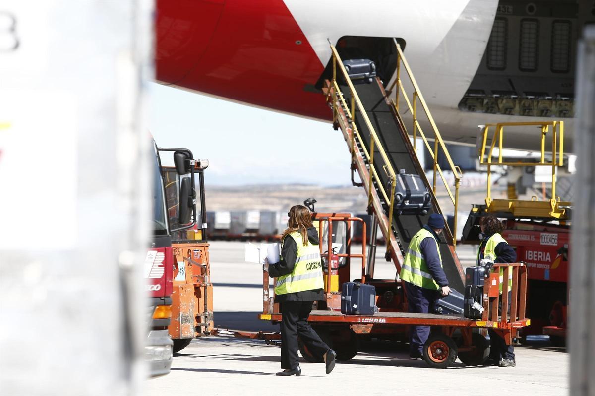 Trabajadores del servicio de handling de Iberia en el aeropuerto de Barajas, en Madrid.