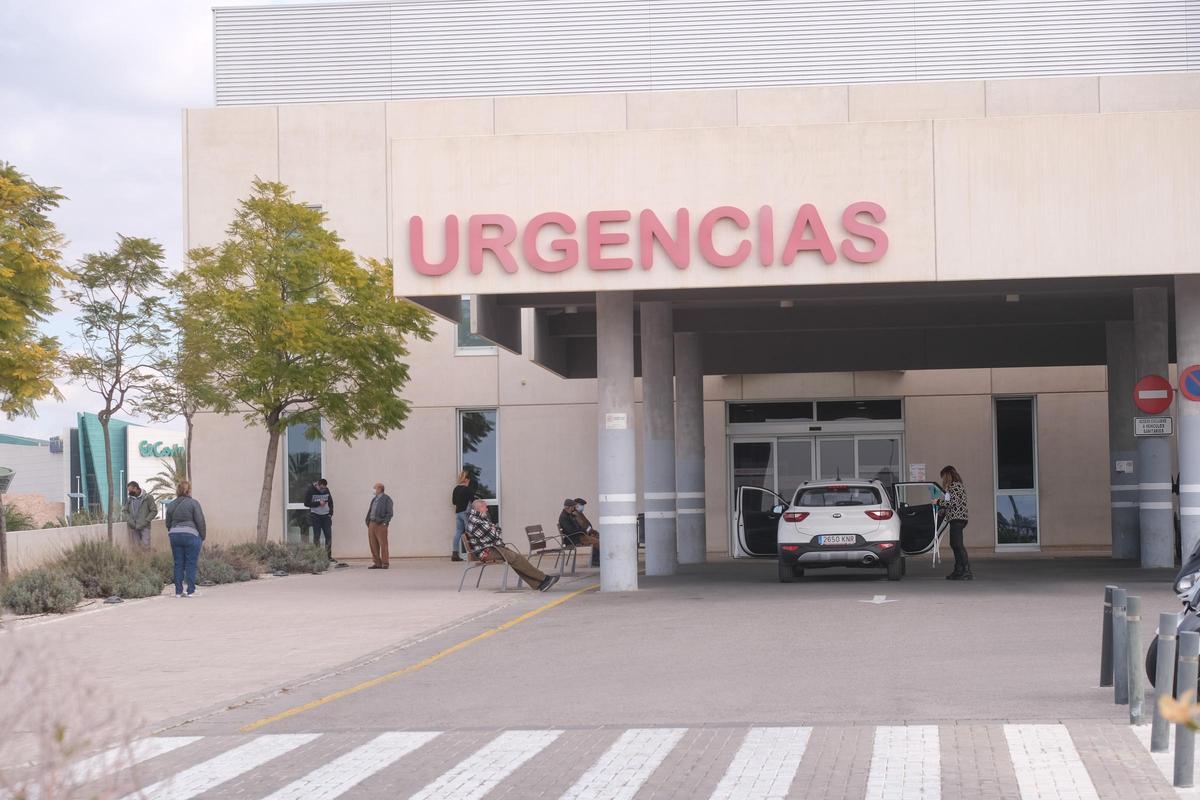 Según el sindicato de enfermeros, el servicio de Urgencias del Hospital del Vinalopó tiene a pacientes hasta 40 horas en observación sin subirlos a planta