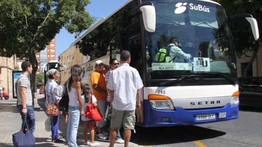 Estudiantes subiendo al autobús universitario.