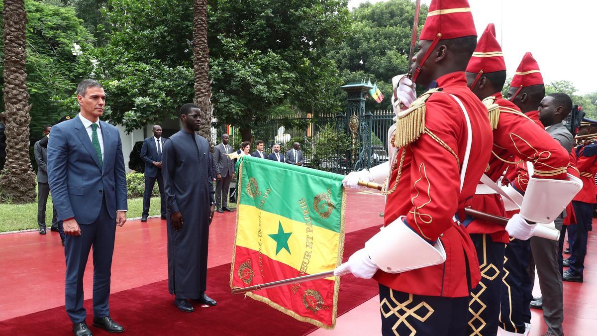 El presidente del Gobierno, Pedro Sánchez, y el presidente de Senegal, Bassirou Diomaye Faye, en Dakar