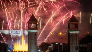 Estopa ilumina el clímax de la Mercè con su piromusical de rumba y heavy metal y el estreno de ‘Camila’